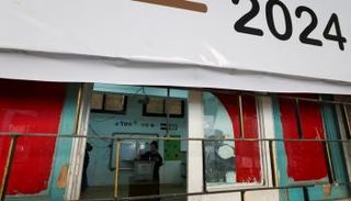 ناخبة تدلي بصوتها في الانتخابات المصرية 