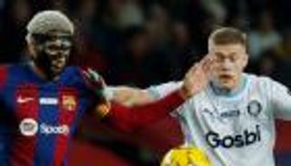 خلع القناع.. أراوخو يغامر في مباراة برشلونة وجيرونا (فيديو)