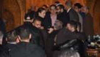 كندة علوش ترتدي الكمامة بعد مصافحة أحمد حلمي في عزاء شقيقه (صورة)