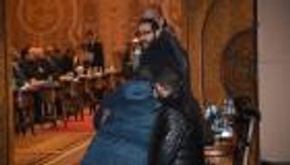 سوزان نجم الدين بـ«أوف شولدرز» في عزاء شقيق أحمد حلمي (صورة)