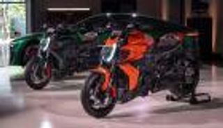 The Diavel V4.. أول دراجة نارية تحمل شعار بنتلي (صور)