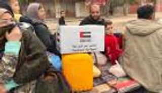 الهلال الأحمر الإماراتي يوزع طروداً غذائية على أهالي رفح