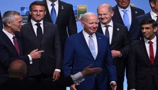 بايدن وسط قادة الناتو