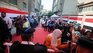 ناخبون مصريون أمام إحدى اللجان الانتخابية