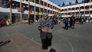 نازحون فلسطينيون في مدرسة بقطاع غزة - رويترز