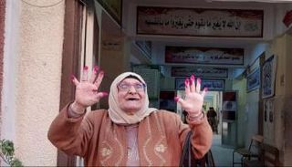 المسنة عقب الإدلاء بصوتها