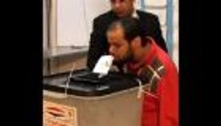 مواطن مصري مبتور اليدين يدلي بصوته في انتخابات الرئاسة (فيديو)