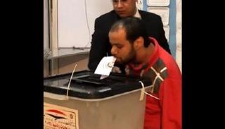 شاب مبتور اليدين يدلي بصوته في الانتخابات 