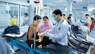 طبيب يفحص مريضة