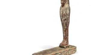 أحد التماثيل التي بيعت في المزاد