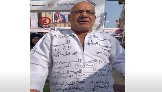 مصري يدون عبارات حب للسيسي على جلبابه