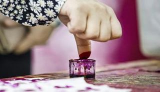 مشاركة بالانتخابات تغمس إصبعها بالحبر