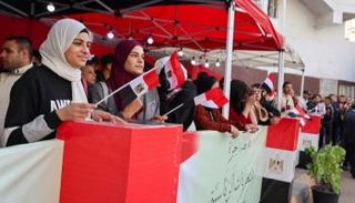 ناخبون يحملون الأعلام المصرية