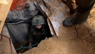 جندي إسرائيلي داخل أحد الأنفاق في قطاع غزة