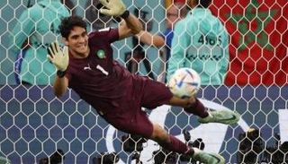 ياسين بونو حارس مرمى الهلال السعودي