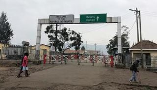 بوابة أمنية على الحدود بين الكونغو الديمقراطية ورواندا