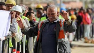 ناخب مصري يحتفل أمام إحدى اللجان الانتخابية