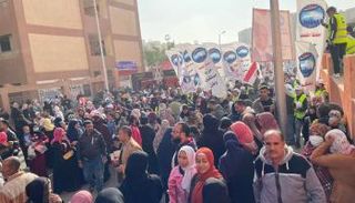 سكان حي الأسمرات أمام إحدى اللجان الانتخابية