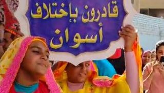 عروض فنية أمام إحدى لجان الانتخابات بأسوان 