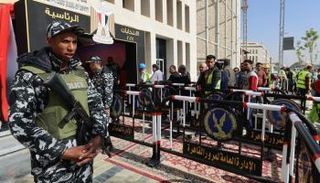 ناخبون مصريون أمام إحدى اللجان الانتخابية