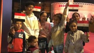 أطفال يحتفلون بالعُرس الانتخابي داخل إحدى لجان الاقتراع