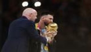 في الذكرى الأولى.. ماذا قال إنفانتينو عن تسليم كأس العالم إلى ميسي؟