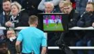 انتهت ببطاقة حمراء.. «الفار» يفضح مخالفة غريبة في الدوري الإنجليزي