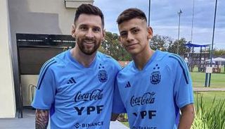 كلاوديو إتشيفيري وليونيل ميسي