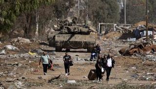 نازحون فلسطينيون تسير خلفهم دبابات إسرائيلية