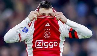 ستيفن بيرغويس يهدر فرصة غريبة مع أياكس