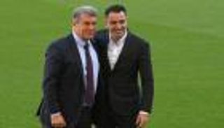 في انتظار «المنقذ».. رئيس برشلونة يحسم موقفه من تشافي