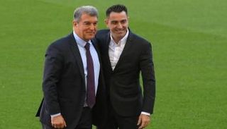 تشافي مدرب برشلونة ولابورتا رئيس النادي