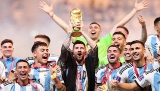 ليونيل ميسي يحمل كأس العالم
