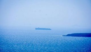 سفينة تبحر في مضيق باب المندب - أرشيفية