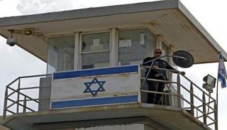 حارس في برج مراقبة بسجن إسرائيلي