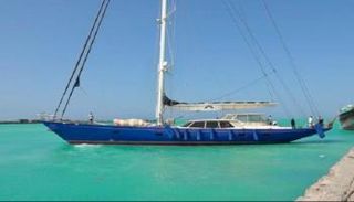 اليخت يرسو في ميناء المخا