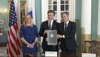 جانب من توقيع الاتفاق في واشنطن