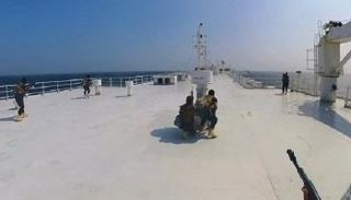 عناصر الحوثيين  فوق السفينة 
