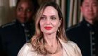 أنجلينا جولي تتحدث لأول مرة عن معاناتها مع براد بيت: أصبت بـ«شلل بيل»