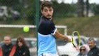 حدث تاريخي واستثنائي.. لاعب يفوز بلقب بطولة تنس للسيدات