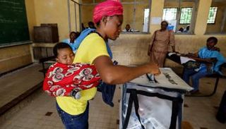 سيدة تدلي بصوتها في انتخابات الكونغو الديمقراطية