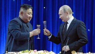 لقاء سابق بين الرئيس الروسي بوتين وزعيم كوريا الشمالية كيم