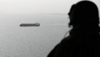 غموض حول مرور السفن بمضيق باب المندب