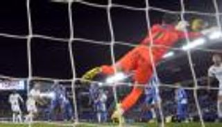 كاد يضرب زميله.. رصاصة ريال مدريد تثير جنون مدرب ألافيس (فيديو)