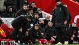 لاعب ليفربول يُسقط كلوب.. لقطة كوميدية في مباراة أرسنال (فيديو)