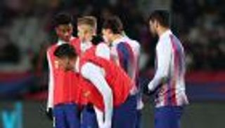 رغم انهيار الفريق.. تشافي يكافئ لاعبي برشلونة