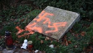 الصليب المعقوف على قبر المستشار السابق 