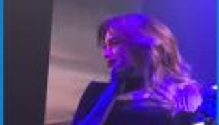 عبير نعمة تبكي وتعلن طلاقها على المسرح