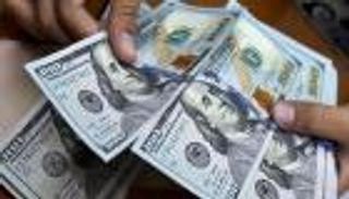 الدولار يحقق أدنى مستوى عالمي في 5 أشهر.. لماذا لا تنخفض الأسعار؟