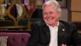 حقيقة إصابة حسين فهمي بوعكة صحية